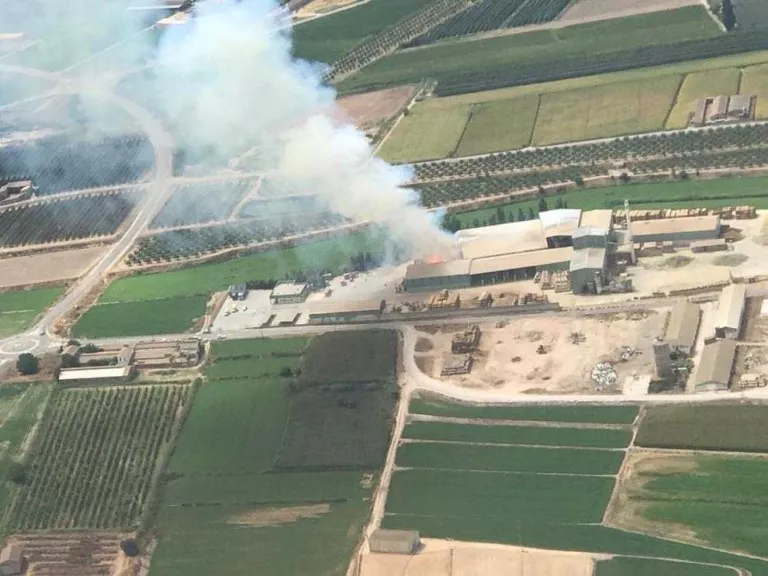 Incendi d’alfals en una nau industrial d’Ivars d’Urgell