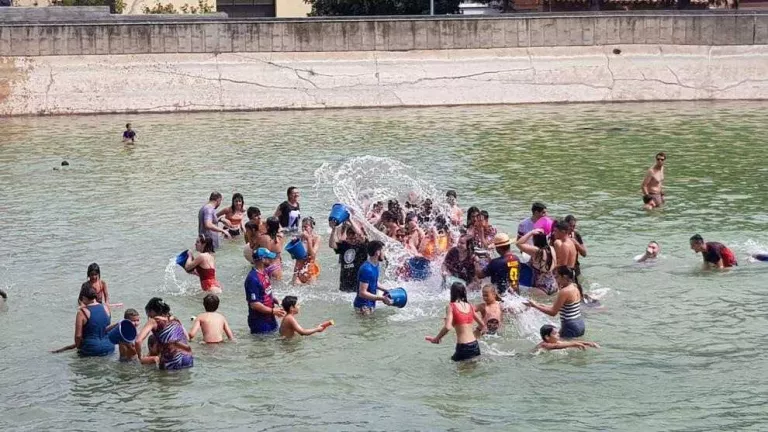 Els veïns d’Almenar combaten la calor amb la primera guerra d’aigua