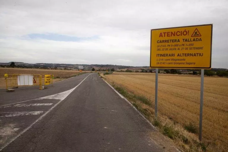 La carretera de Gramuntell, tallada per obres de millora