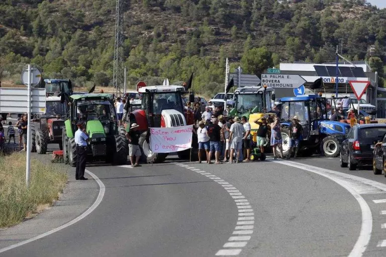 Quart diumenge de talls a la C-12 pels afectats del foc de la Ribera d’Ebre