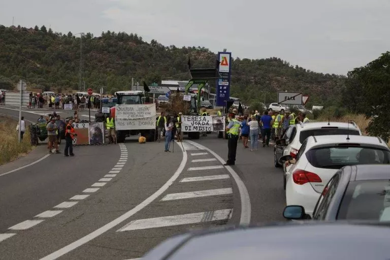 Els afectats pel gran incendi exigeixen la dimissió de Jordà en el quart tall de la C-12