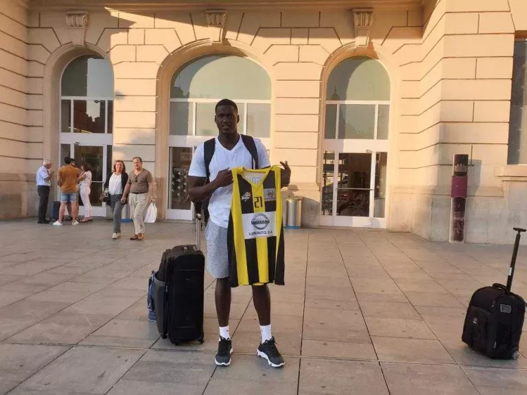 Lamini Dieng, a l’estació de Lleida quan va arribar.