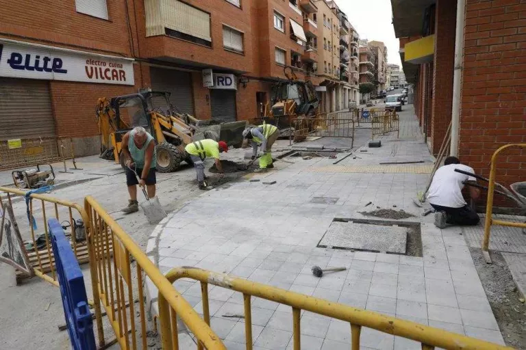 Renoven la xarxa d'aigua de l'avinguda Artesa, al barri de la Bordeta