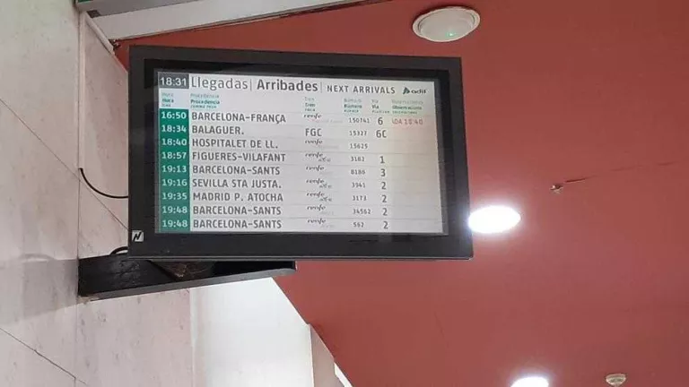 Retards de fins a gairebé dos hores per una avaria en 12 trens de Lleida