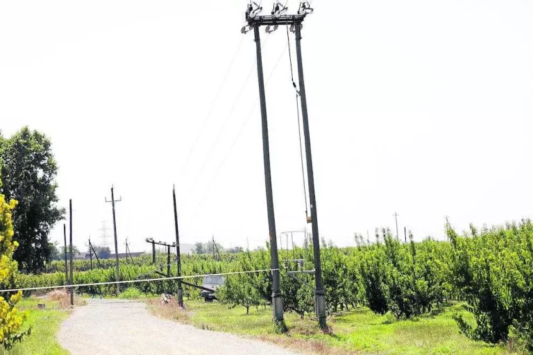 Un conductor fa caure una torre elèctrica i se’n va del lloc