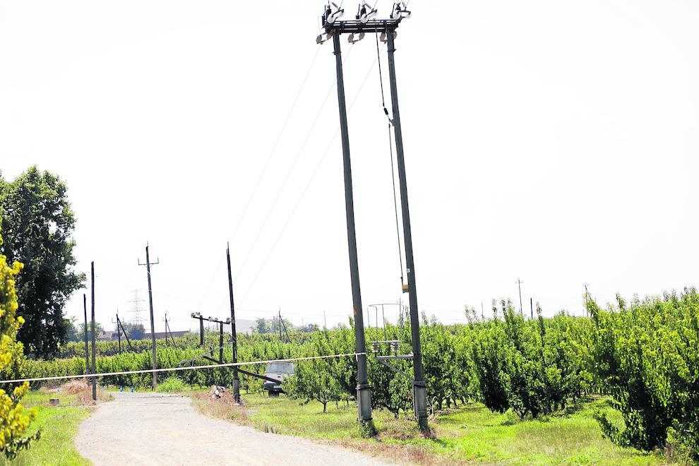 Un conductor fa caure una torre elèctrica i se’n va del lloc