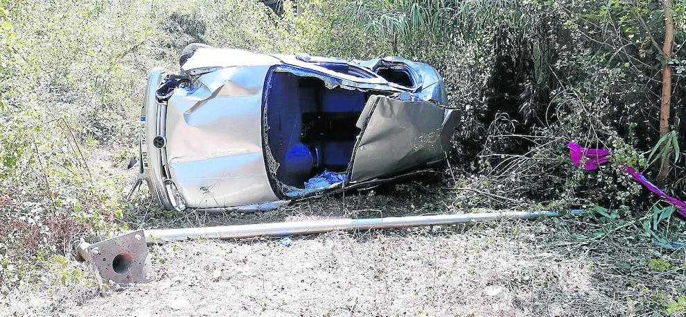 Un conductor fa caure una torre elèctrica i se’n va del lloc
