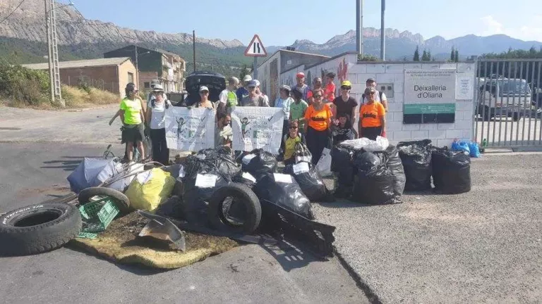 Voluntaris recullen 770 kg de brossa i 670 burilles a Oliana