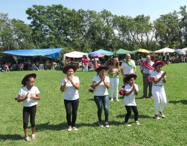 Festa boliviana a la partida de Granyena