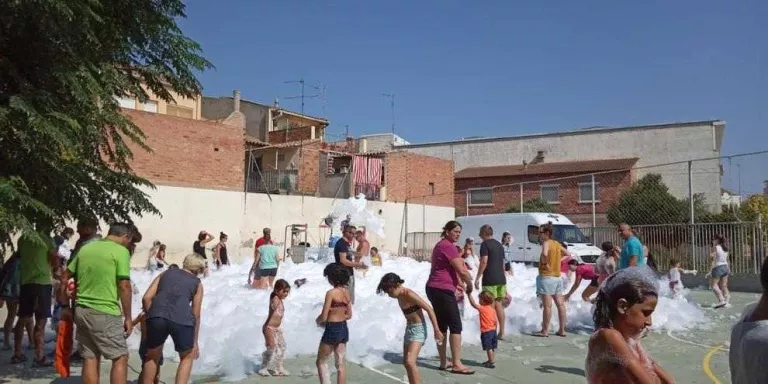 Benavent de Segrià - Els més petits del poble van gaudir amb la festa de l’escuma. La calor va acompanyar en una jornada amb actes variats.