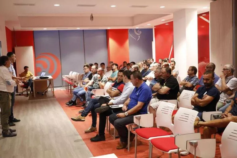 Vista general de la reunió de clubs que va tenir lloc ahir a la seu de l’FCF a Lleida.