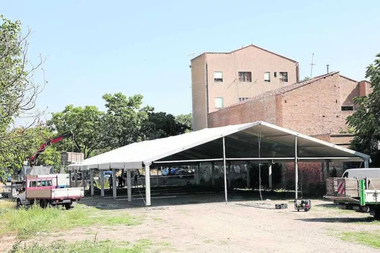 Instal·len la carpa per als resos dels musulmans