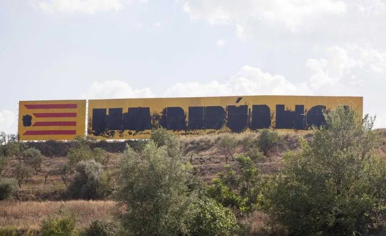 Desconeguts danyen per segon cop el gran mural independentista de Bellpuig