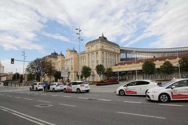 La Paeria millorarà la parada de taxis de Renfe a la tardor