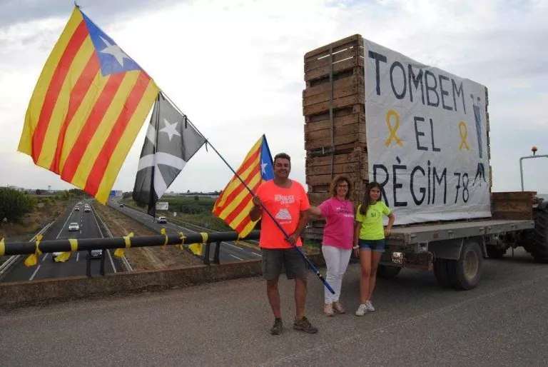 Estelades i pancartes sobiranistes a l’A-2 com a preludi a la Diada