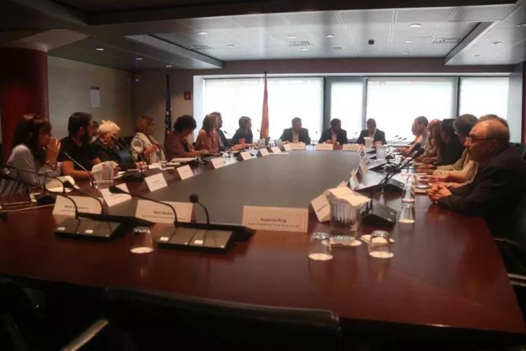 La Generalitat adverteix Endesa de possibles multes si talla la llum a famílies vulnerables