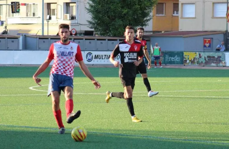 Un jugador del Balaguer passa la bimba davant la pressió dels rivals.