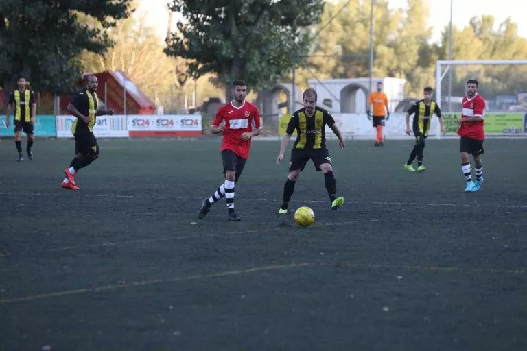 Acció defensiva del Pardinyes davant del Benavent en un igualat partit.