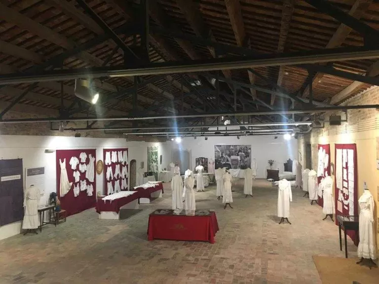 Una exposició mostra la moda femenina del segle XIX