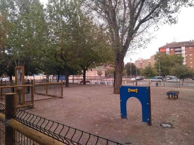 Nou parc amb jocs per a gossos al costat dels jardins Primer de Maig