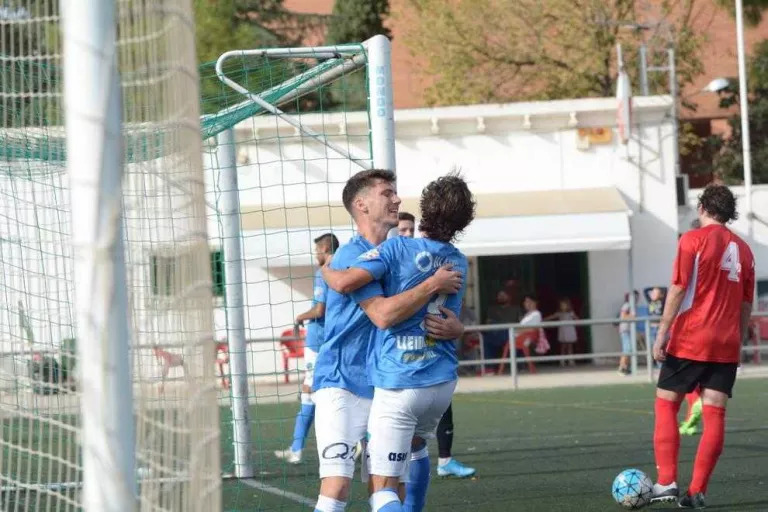 Sebi i Solana s’abracen per celebrar un dels gols.