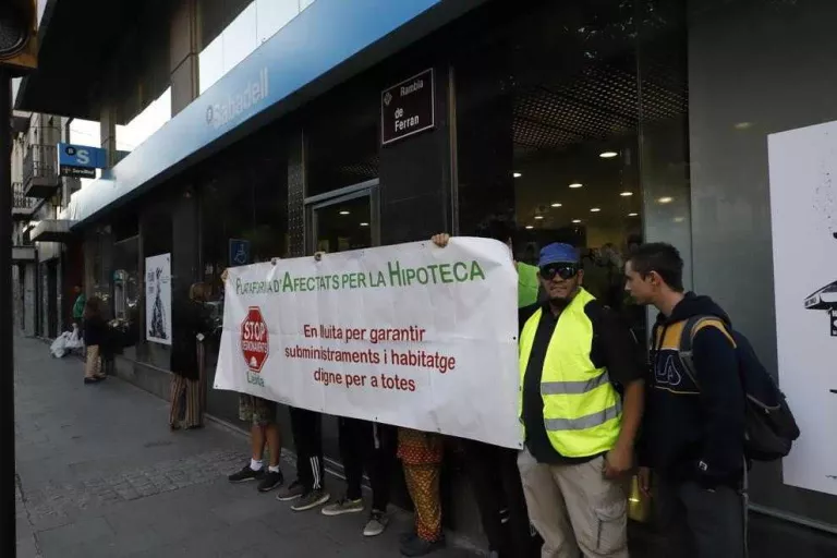 La PAH paralitza un desnonament a Albatàrrec i en denuncia dos més