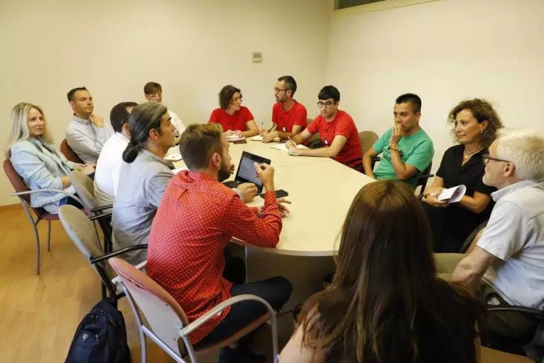 Tots els grups menys Cs exigeixen a Endesa condonar el deute a les famílies vulnerables