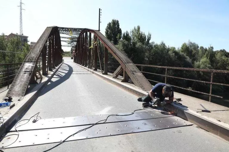 Un dels operaris va treballar ahir a fixar les noves xapes al ferm del pont.