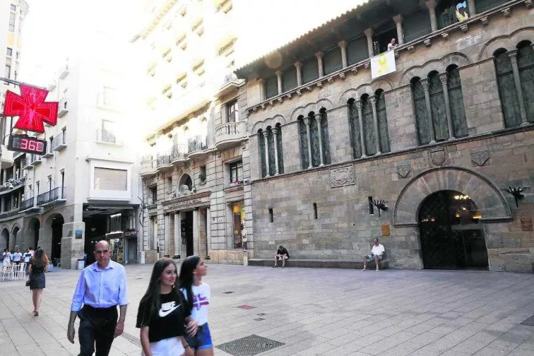 La Junta Electoral ordena a la Paeria retirar la pancarta i el llaç groc