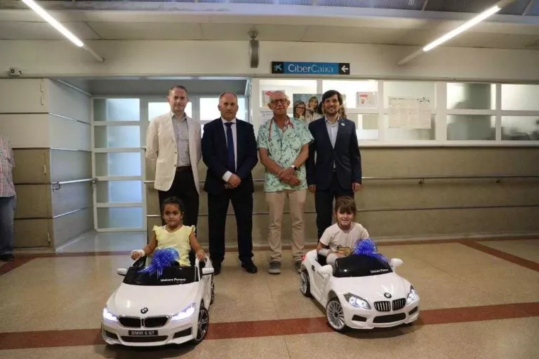 Un moment de la presentació dels primers dos cotxes teledirigits, ahir a l’àrea de Pediatria de l’Arnau de Vilanova de Lleida.