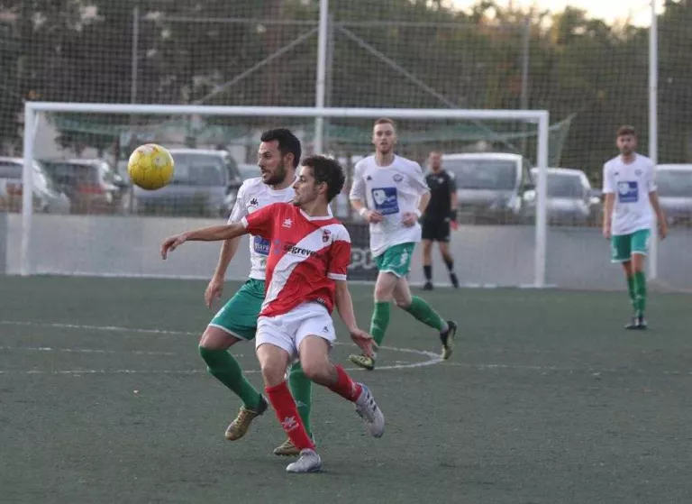 Un jugador de l’Artesa pugna per defensar la possessió de la bimba davant un contrari del Balàfia.