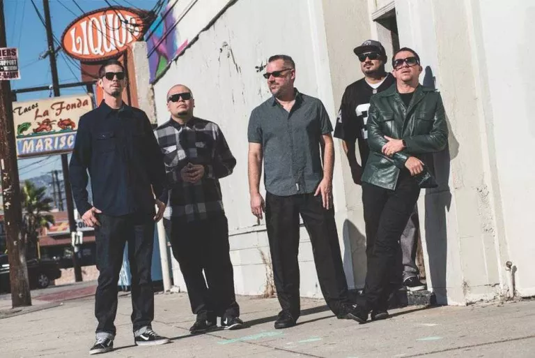 El Ponent Roots, amb bandes dels EUA i Austràlia