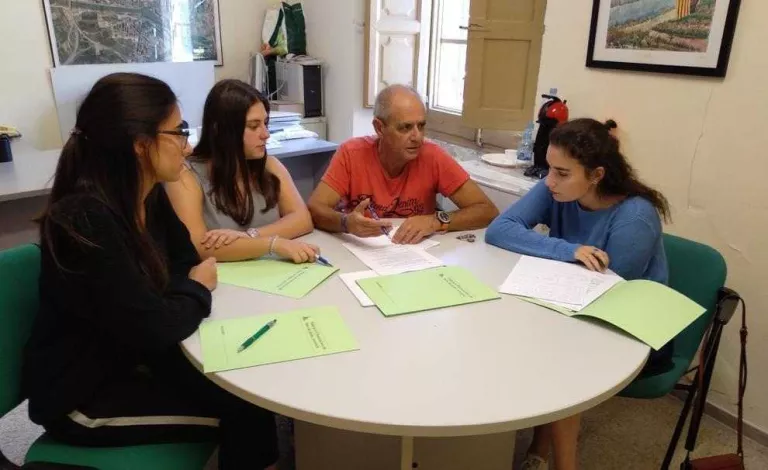 Les associacions de veïns creen una comissió per modernitzar les pubilles