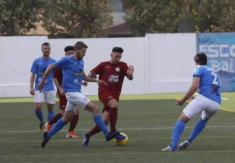Segura intenta prendre la pilota a un jugador del Sant Ildefons, ahir al Municipal d’Alcarràs.