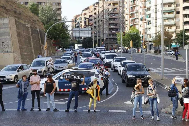 #SentènciaProcés: Els estudiants mostren la seua indignació passant la nit al Rectorat de la UdL