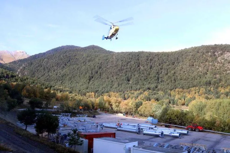 Treballs amb helicòpter per al telecadira d’Espot