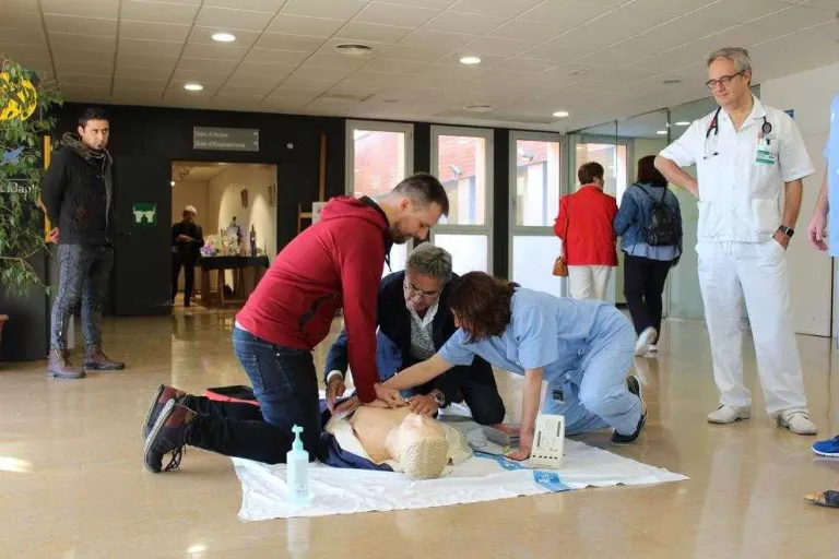 Un participant, aprenent a fer compressions toràciques ahir al vestíbul de l’Arnau.