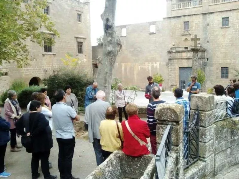 Moment de la visita guiada al santuari de Riner.