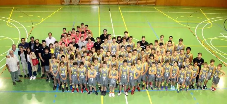 Els equips del CB Cappont i del Sícoris, amb els entrenadors i directius, ahir durant la presentació.