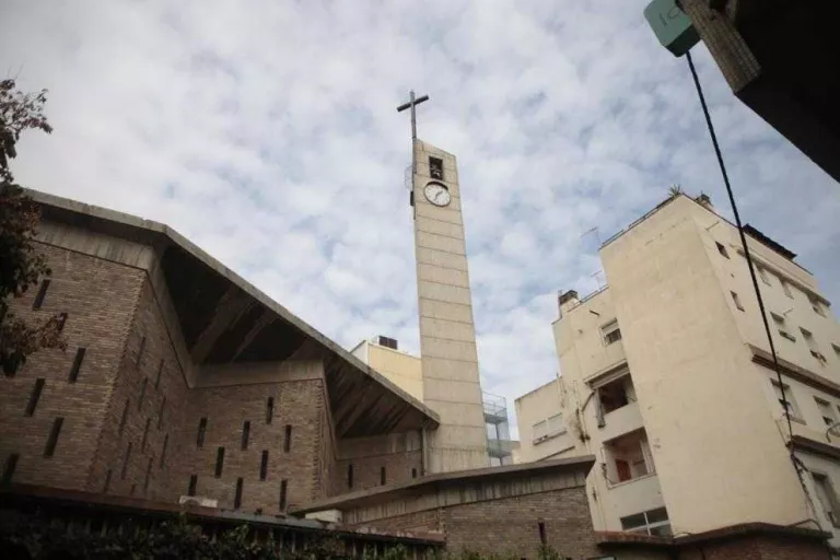 Nou conflicte per les cigonyes al ser retirat un niu d’una església