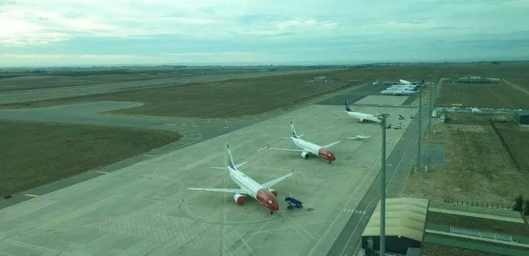 Set avions estacionats a l’aeroport d’Alguaire