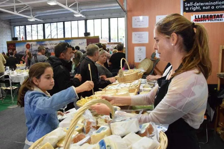 La Fira de Sant Ermengol, amb gairebé 200 formatges diferents, repartirà 35.000 tastos