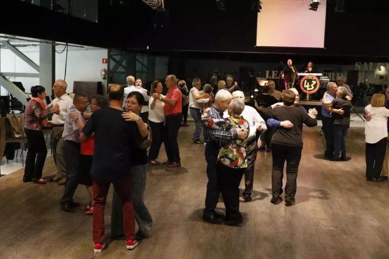 La gent gran converteix la Llotja en una pista de ball