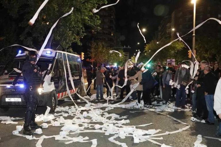 #SentènciaProcés: Mil persones llancen paper higiènic “contra la repressió” a Lleida