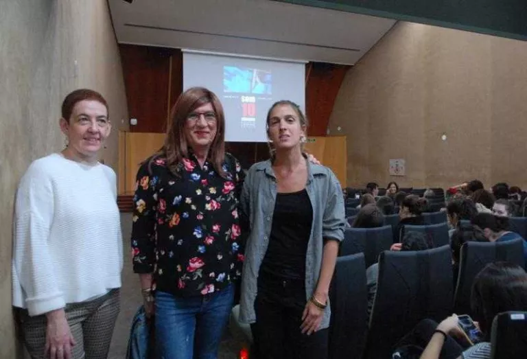 Judith Vives, assessora artística del festival, ahir al costat d’Alexa Través i Alba Barbé al Rectorat.