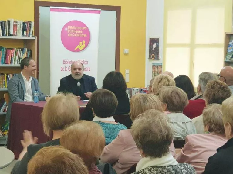 L’alcalde i Ferran Sáez, diumenge a la biblioteca de la Granja.