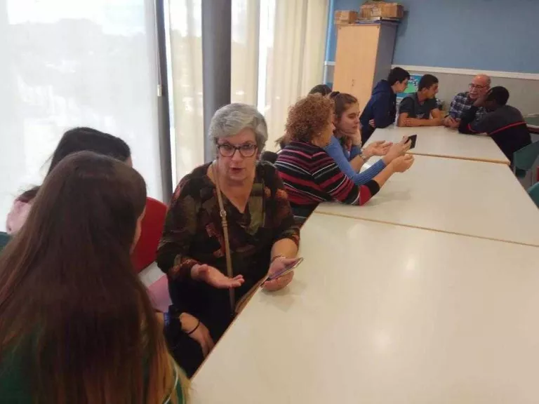 Alumnes de Torre Queralt ensenyen a gent gran