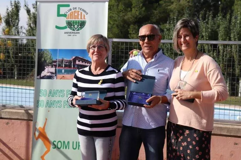 Els homenatjats Sunsi Abella, Lluís Ruiz i Núria Palencia.