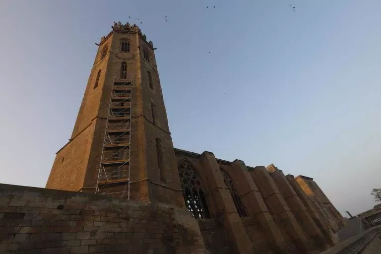 La bastida per restaurar la torre de la Seu Vella comença a 'pujar'