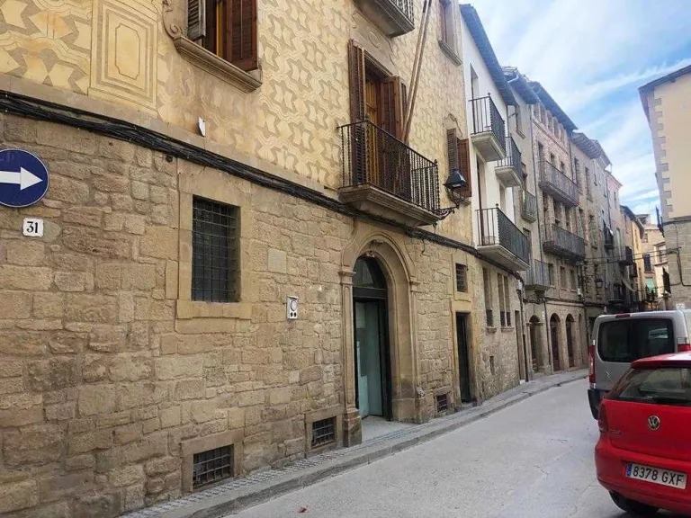 Solsona apuja un 50% l’IBI als pisos buits de bancs